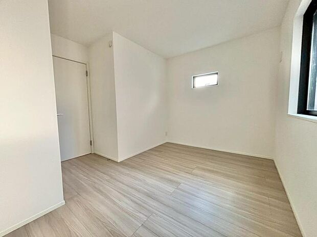 窓からたっぷりと陽光が注がれる明るい空間。時を忘れて過ごす場所として過ごせるお部屋にクローゼットをご用意。快適なプライベート空間となっています。