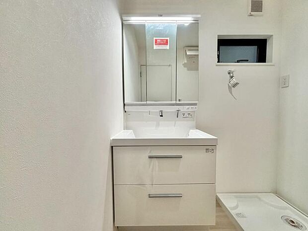 三面鏡の付いた洗面化粧台は、鏡面裏側にも機能的な収納を配置。普段使いの洗面小物やスキンケア用品などが衛生的に保管できます。 