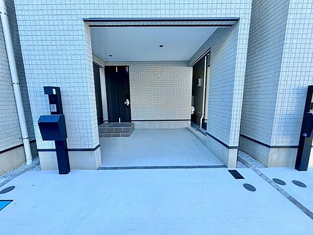 建物につながる駐車スペース。重いものの、荷物の出し入れも安心。小さなお子様も安心・安全の乗り降りができます。車が汚れたら洗えるのもうれしいですね。 （駐車場） 