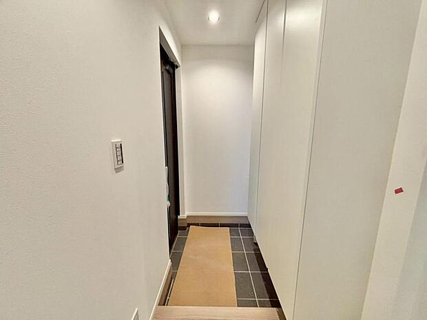 上質感漂う玄関と廊下。居住者の帰り、訪れる方を優しく迎える・安らぎに満ちた生活空間を予感させる。健やかな暮らしを楽しめそう 。 