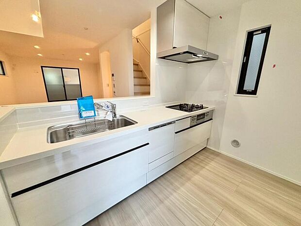 料理の幅を拡げてくれる三口コンロの使いやすいシステムキッチンを採用。ワイドなカウンターで、将来お子様と一緒にお料理をするときも重宝します。