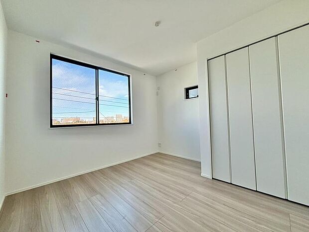 家族個々の安らぎの空間。誰もが好みで飾れるシンプルな室内に仕上げてあります。