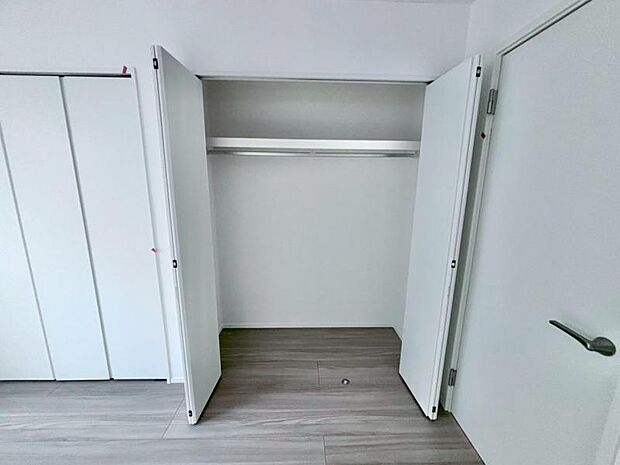 各居室にクローゼットがあり、洋服ダンスなどを置く必要がないのでお部屋を広く使えます。 