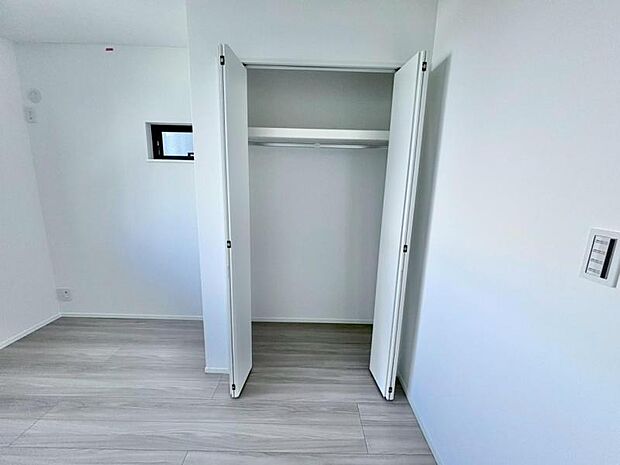 各居室にクローゼットがあり、洋服ダンスなどを置く必要がないのでお部屋を広く使えます。 