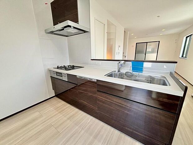 料理の幅を拡げてくれる三口コンロの使いやすいシステムキッチンを採用。ワイドなカウンターで、将来お子様と一緒にお料理をするときも重宝します。 