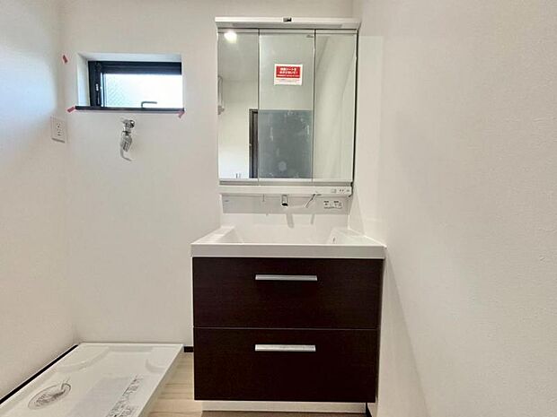 三面鏡の付いた洗面化粧台は、鏡面裏側にも機能的な収納を配置。普段使いの洗面小物やスキンケア用品などが衛生的に保管できます。 