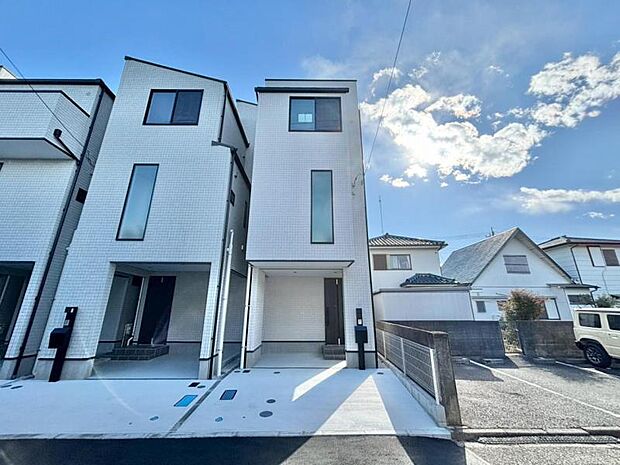 外壁は嬉しいお手入れのし易いサイディング仕様。モルタル壁に比べ経年劣化に強いので、いつまでもオンリーワンに輝き続けます。（サイディング） 