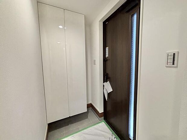 一日の始まりと終わりはこちらの玄関から。今後ご家族の「行ってきます」「ただいま」が行き交う空間となるでしょう。