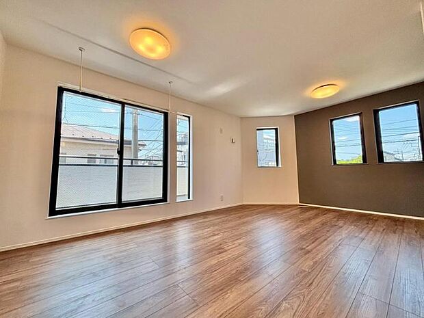 家族が集まるリビングは明るさが取れる設計に。続き間の洋室はお子様を遊ばせるスペースとしても重宝します。ライフスタイルの変化にも対応しやすい間取り設計にしました