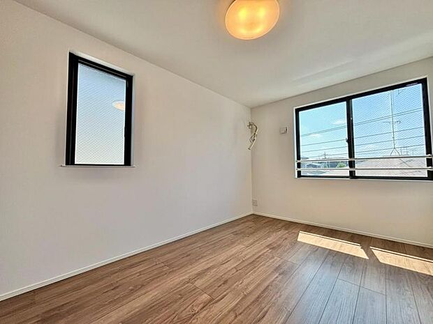 過ぎ行く時間をゆったりと感じることができる落ち着いたお部屋。リビングで楽しく過ごした後はプライベートな時間を満喫できます。静かな環境でリラックスタイムをスタートさせてください。