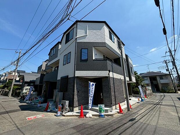 主張し過ぎないシャープなフォルムで佇む邸宅は、完成形の姿を見せてくれます。実際の日当たりや現地の雰囲気もご確認くださいませ。