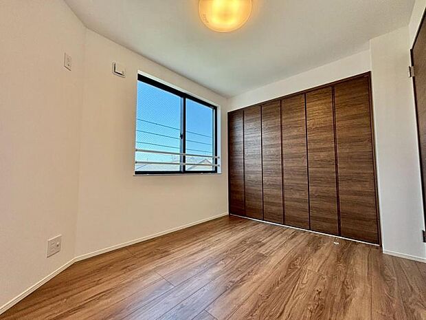 大きな窓からたっぷりと陽光が注がれる明るい空間。一日の疲れをいやしてくれる主寝室。時を忘れて過ごす場所として過ごせるお部屋。