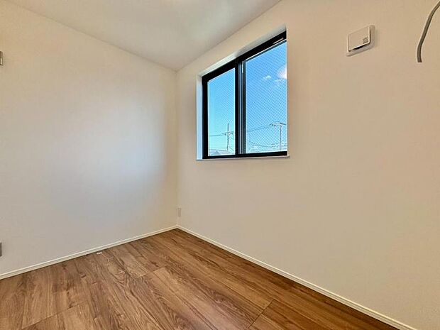 過ぎ行く時間をゆったりと感じることができる落ち着いたお部屋。リビングで楽しく過ごした後はプライベートな時間を満喫できます。静かな環境でリラックスタイムをスタートさせてください。