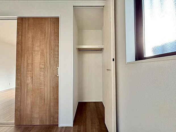 各居室にクローゼットがあり、洋服ダンスなどを置く必要がないのでお部屋を広く使えます。