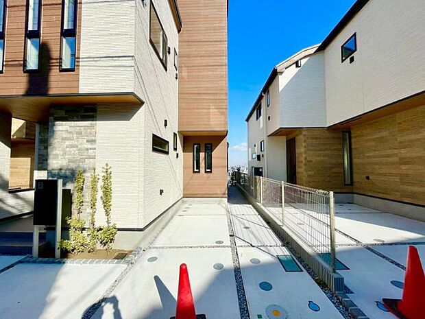 前面道路が広く、間口もゆったり。駐車が苦手なママもらくらく停められます。