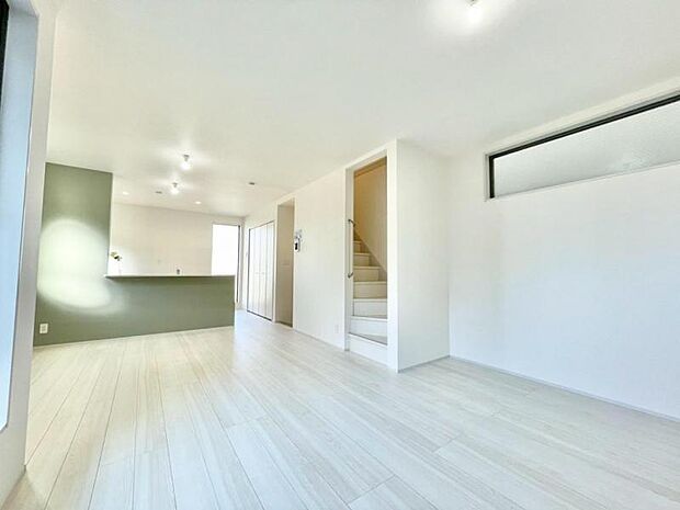 落ち着いた色合いの内装で、居心地の良い空間を演出。