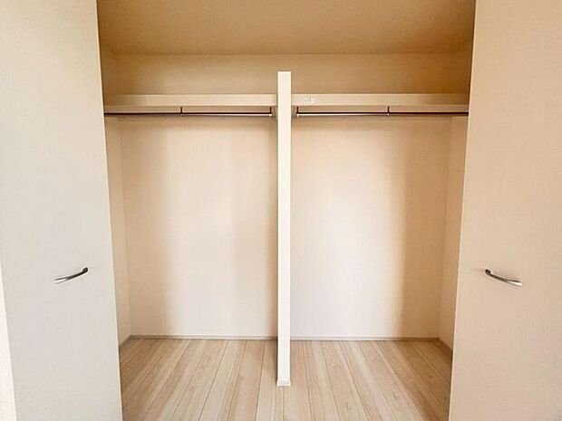 クローゼットには棚やハンガーパイプが付いており、スーツや上着などがスッキリ収納可能です。(2025.10.10撮影)