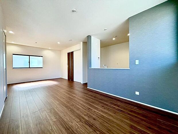 快適に過ごす条件は、一人ひとり違います。飾リ過ぎないシンプルな内装と偏り過ぎないデザインで統一しております。居住していく中であなただけの【マイホーム】に創り上げて下さい。