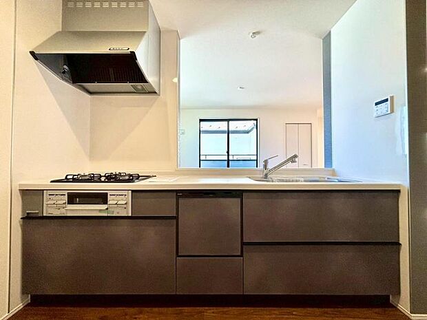 料理の幅を拡げてくれる三口コンロの使いやすいシステムキッチンを採用。ワイドなカウンターで、将来お子様と一緒にお料理をするときも重宝します。