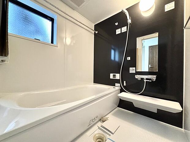 光に照らし出されたバスルーム。膨よかな湿度と静かに揺れる眼前の水面。広い浴槽にゆっくりと身を沈め深く瞑想をすれば、また新たな活力が膨らんできます。