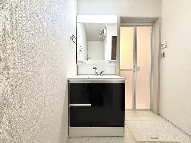 三面鏡の付いた洗面化粧台は、鏡面裏側にも機能的な収納を配置。普段使いの洗面小物やスキンケア用品などが衛生的に保管できます。