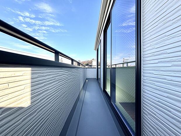 陽の光に照らされるバルコニーを、爽やかな涼風が吹き抜けていきます。心を落ち着かせ開放してくれる眺望が今日も家族を包み込みます。