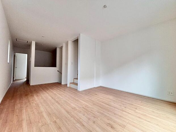 落ち着いた色合いの内装で、居心地の良い空間を演出。