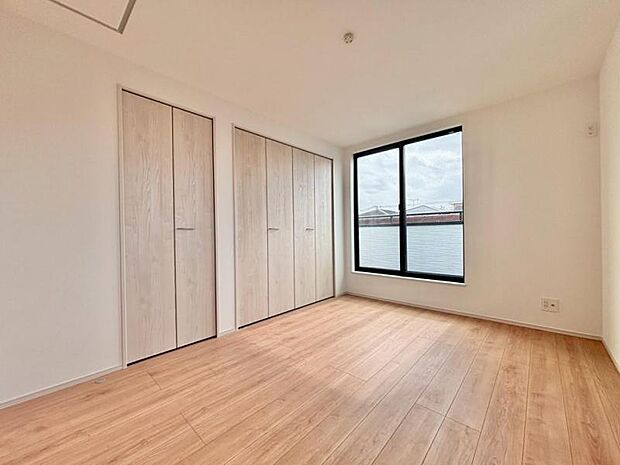 窓から注がれる光で家族とのコミュニケーションも明るくなりそうな居室です。