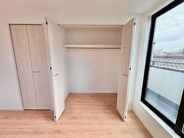 クローゼットには棚やハンガーパイプが備えられているので、大切なお洋服にしわを付けずにそのまましまうことが出来ます。思い出と一緒に大切に保管しましょう。