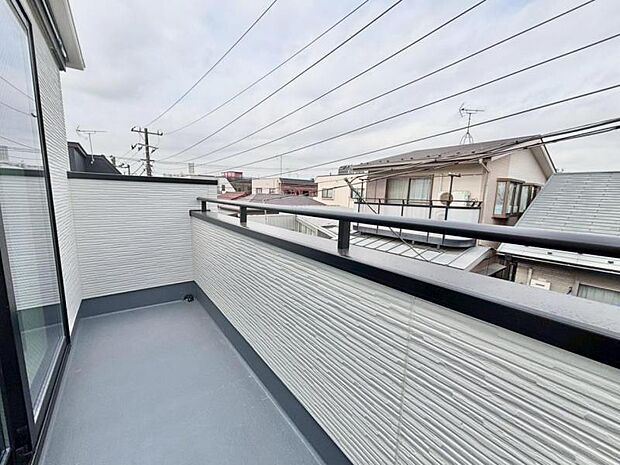 洗濯物もしっかり干せる、実用性の高いバルコニーです。