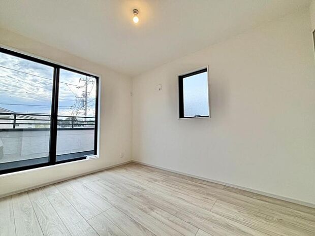 過ぎ行く時間をゆったりと感じることができる落ち着いたお部屋。リビングで楽しく過ごした後はプライベートな時間を満喫できます。静かな環境でリラックスタイムをスタートさせてください。