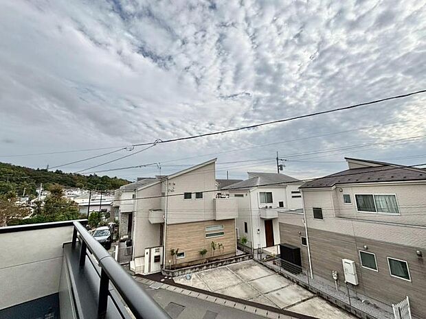 風の通り道。舞い込んでくる風が優しく躍り、室内に爽やかな空気を運んでくる。そこに季節の息吹を感じて、いまがどんな季節なのかを実感する。