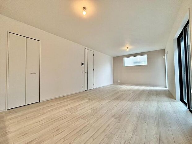 家族が集まるリビングは20帖のゆったり空間に。続き間の洋室はお子様を遊ばせるスペースとしても重宝します。ライフスタイルの変化にも対応しやすい間取り設計にしました。