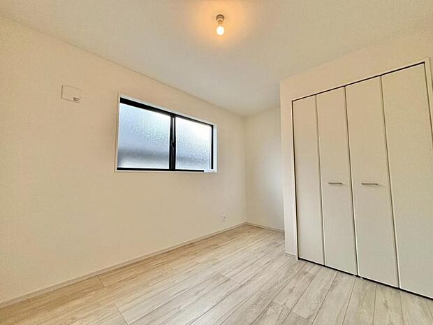 過ぎ行く時間をゆったりと感じることができる落ち着いたお部屋。リビングで楽しく過ごした後はプライベートな時間を満喫できます。静かな環境でリラックスタイムをスタートさせてください。