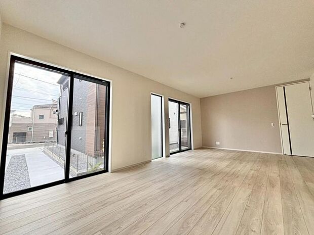 家族が集まるリビングは明るさが取れる設計に。続き間の洋室はお子様を遊ばせるスペースとしても重宝します。ライフスタイルの変化にも対応しやすい間取り設計にしました