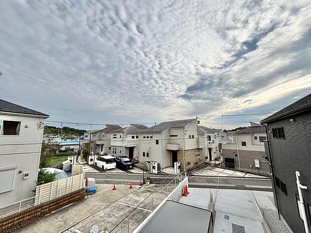 青いキャンパスに描かれた未来。この街に移り住み、この街で過ごす私たちの未来は、きっとこの雲のようにいろいろな形の幸せへと変わり、溢れるほど運んで来てくれることでしょう。