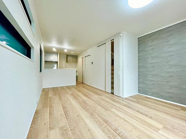 落ち着いた色合いの内装で、居心地の良い空間を演出。