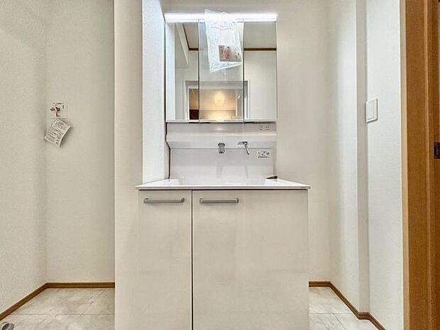三面鏡の付いた洗面化粧台は、鏡面裏側にも機能的な収納を配置。普段使いの洗面小物やスキンケア用品などが衛生的に保管できます。