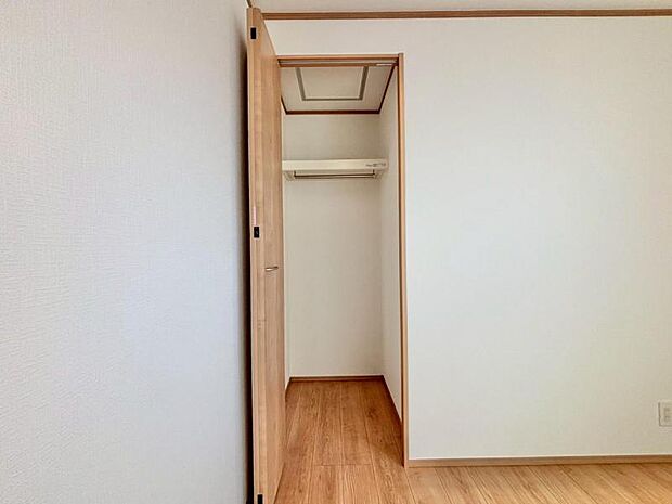 クローゼットは棚やハンガーパイプが付いた使いやすい設計。収納BOXなどもスッキリ収納できます。普段使わない季節用品やトランクなど、大きなものもラクラク収納できます。