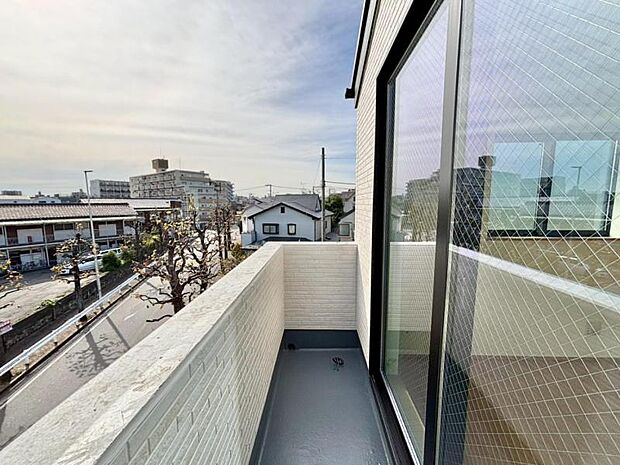 風の通り道。舞い込んでくる風が優しく躍り、室内に爽やかな空気を運んでくる。そこに季節の息吹を感じて、いまがどんな季節なのかを実感する。