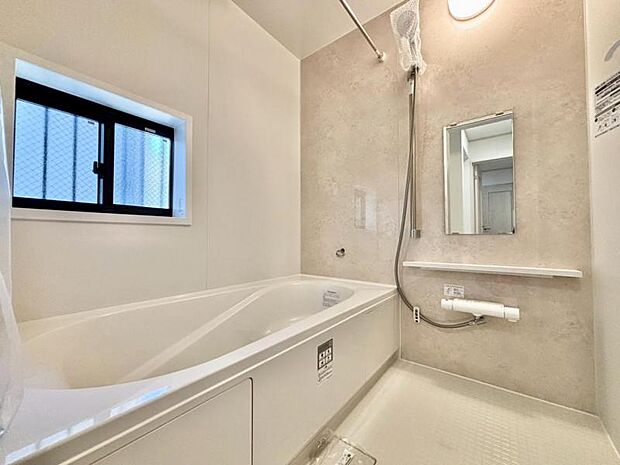 清潔感と和らぎあるカラーで統一し、ゆったりお使い頂ける柔らかな曲線で構成された、半身浴も楽しめるバスタブが心地よさをもたらします。