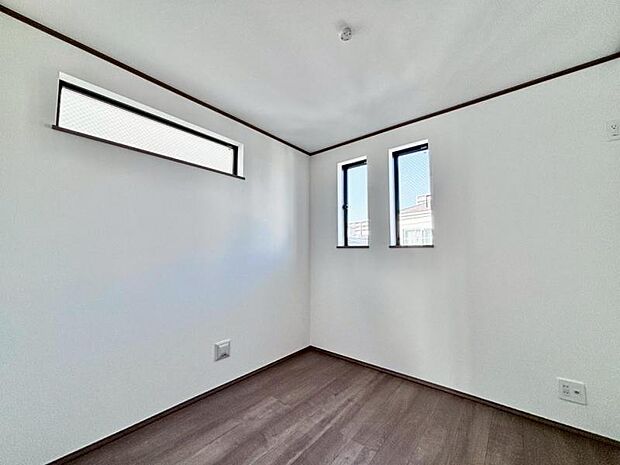 過ぎ行く時間をゆったりと感じることができる落ち着いたお部屋。リビングで楽しく過ごした後はプライベートな時間を満喫できます。静かな環境でリラックスタイムをスタートさせてください。