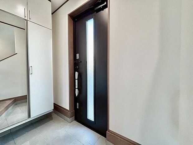 上質感漂う玄関と廊下。居住者の帰り、訪れる方を優しく迎える・安らぎに満ちた生活空間を予感させる。健やかな暮らしを楽しめそう 。