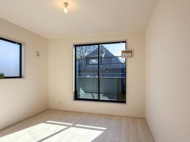 窓から注がれる光で家族とのコミュニケーションも明るくなりそうな居室です。