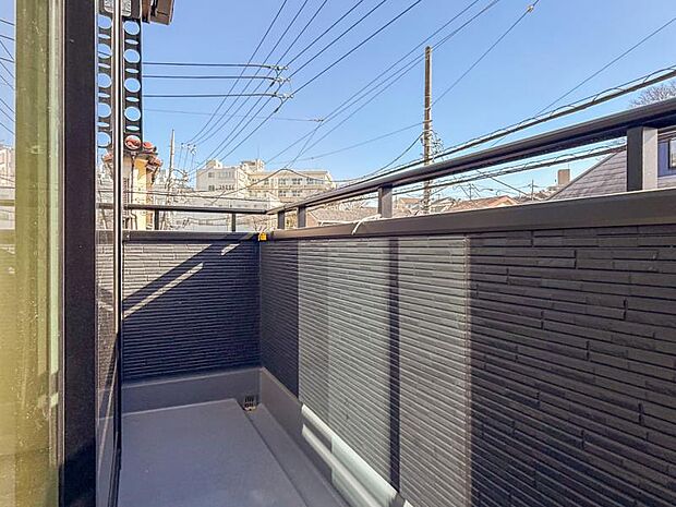 陽光、風通しのよいワイドバルコニー。お洗濯物も乾かしやすいですね。