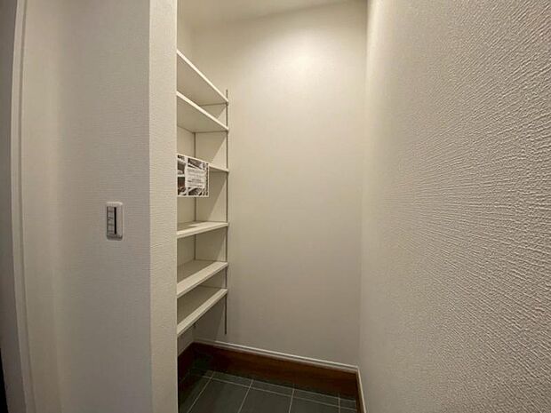 玄関にある大きな収納は、ベビーカーを入れるも良し、お子様の汚れたおもちゃをしまうも良し、パパのゴルフバッグを置くも良し、ママの靴をたくさん置くこともできます。