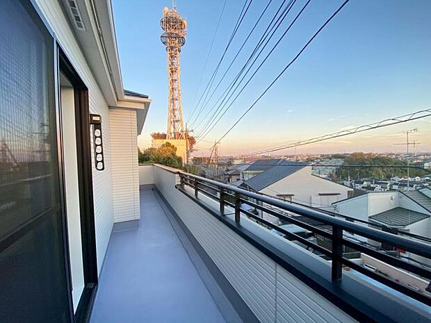 陽の光に照らされるバルコニーを、爽やかな涼風が吹き抜けていきます。