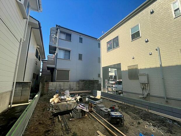 落ち着いた色合いで、周囲の街並みに馴染む外観です。