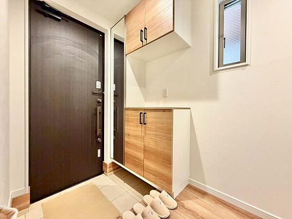 上質感漂う玄関と廊下。居住者の帰り、訪れる方を優しく迎える・安らぎに満ちた生活空間を予感させる。健やかな暮らしを楽しめそう 。