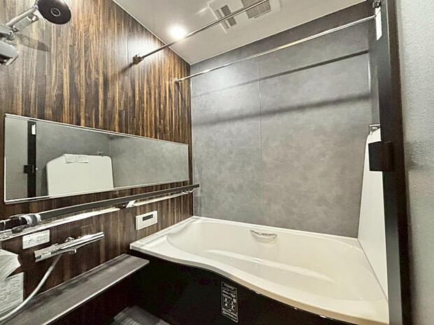 お子様と入れる広々としたバスルーム。一日の疲れを落とす場所としてリラックスできる空間、をコンセプトに内装カラーもこだわりました。